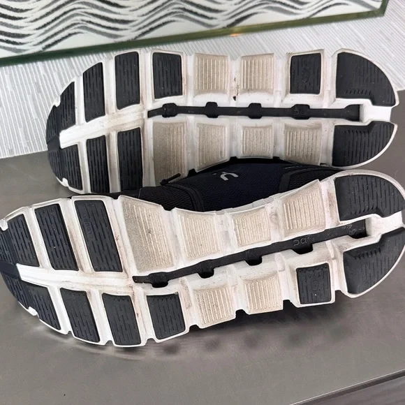 On cloud Running womens Black and White Athletic Shoes 10/42 - Picture 4 of 8